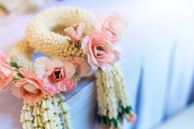 Jasmin garland beyaz masada