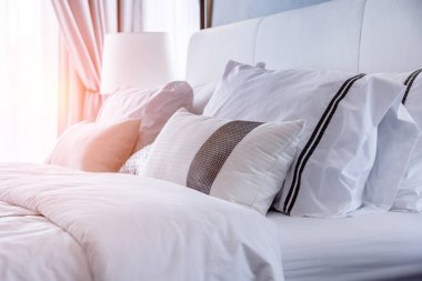 Yatak hizmetçi-up temiz beyaz yastıklar ile 