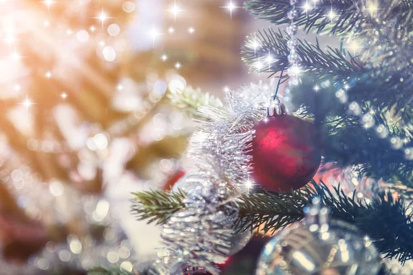 Närbild av julgran med dekorationer objekt — Stockfoto