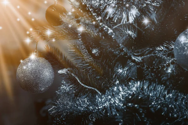 Primo piano dell'albero di Natale con elementi decorativi — Foto Stock