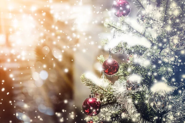 Primo piano dell'albero di Natale con elementi decorativi — Foto Stock