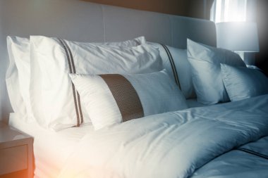 Yatak hizmetçi-up temiz beyaz yastıklar ile 