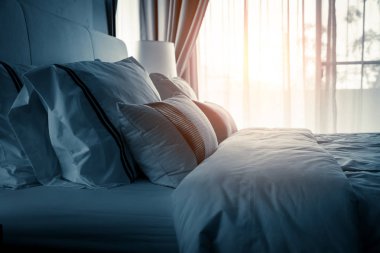 Yatak hizmetçi-up temiz beyaz yastıklar ile 