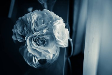 Cam vazo içinde güzel bahar çiçekleri