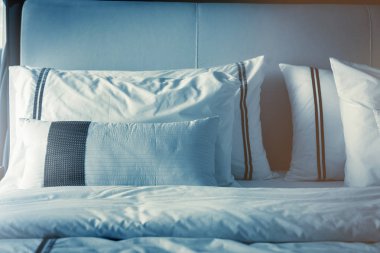 Yatak hizmetçi-up temiz beyaz yastıklar ile 