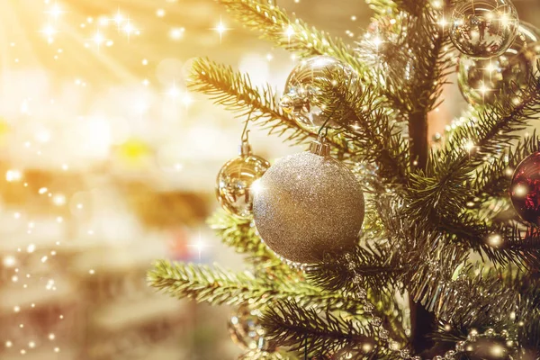 Closeup de árvore de Natal com itens de decoração — Fotografia de Stock