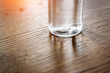 Ahşap masa doku plastik su şişesi