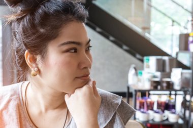 İş kadını ile özgür kopya yer yüzüne, Asya Güzeli parmak ile kafe arka plan düşünüyorum