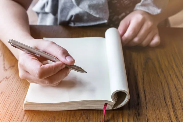 Portrait de femme d'affaires avec cahier et stylo — Photo