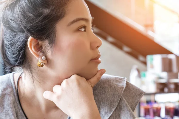 Pensando Mujer Negocios Con Espacio Libre Copia Fondo Cafetería Con — Foto de Stock