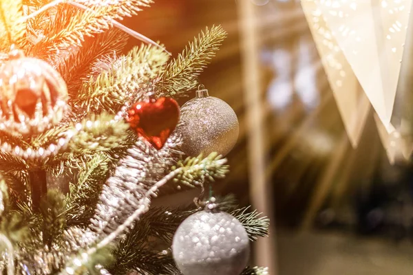 Primo piano dell'albero di Natale con decorazioni i — Foto Stock