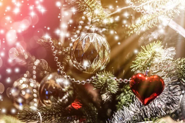 Nahaufnahme des Weihnachtsbaums mit Dekorationen i — Stockfoto
