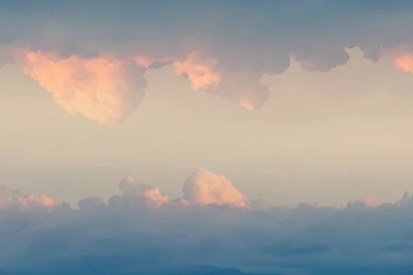 Ciel de couleur avec nuages, fond — Photo