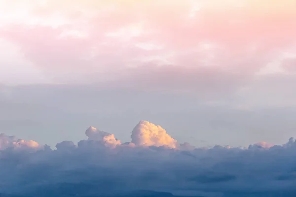 Coloré du ciel avec des nuages dans la soirée — Photo