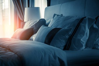 Yatak hizmetçi-up temiz beyaz yastıklar ile 