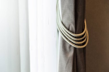 Güzel güneş ışığı ile kahverengi perde 