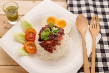 Pilav, ızgara domuz eti biftek, biber Sos krema ile karabiber e