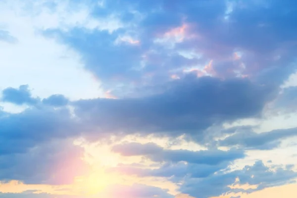 Coloré du ciel avec des nuages dans la soirée — Photo