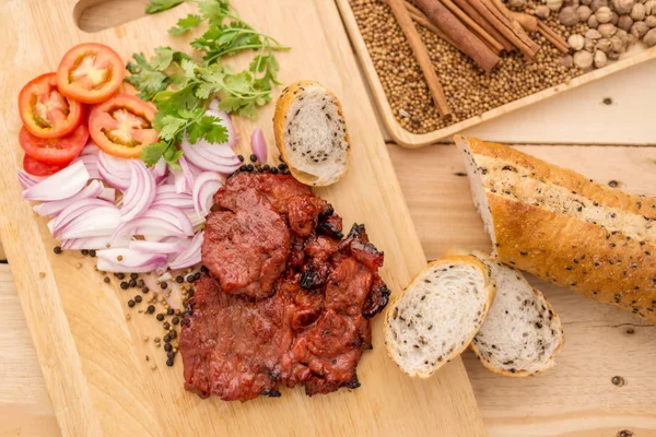 Chuletas de cerdo a la parrilla en glaseado de miel dulce, servidas en hierro a la parrilla sk — Foto de Stock