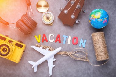 tatil fikirler kavramı ile seyahat maddeleri kamera ukulele headpho