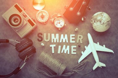 Gri zemin üzerine yaz şeyler. Yaz konsepti ile ahşap alp