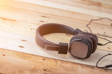 kahverengi vintage tarzı kulaklık için özgür kopya alanı ile katta 