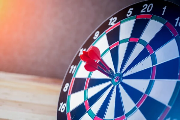 Concept droit sur la cible en utilisant la fléchette dans le bullseye sur le jeu de fléchettes — Photo