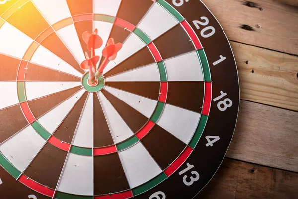 Concept droit sur la cible en utilisant la fléchette dans le bullseye sur le jeu de fléchettes — Photo