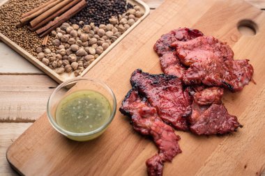 Tatlı bal sır içinde ızgara domuz pirzola hizmet ızgara sk demir