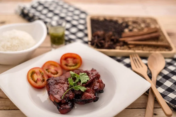 Arroz, carne de cerdo a la parrilla, crema de salsa de chile con pimienta negra — Foto de Stock