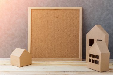 ev kavramı ile ev şekli karton ahşap zemin ve gre