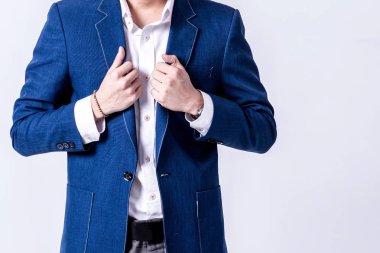 Beyaz arka plan üzerinde takım elbiseli adam 