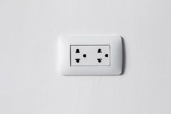Электрический выключатель и розетка на стене — стоковое фото