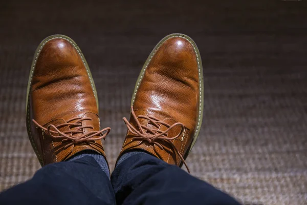 Vista ravvicinata di scarpe uomo in pelle hipster, filtro vintage . — Foto Stock