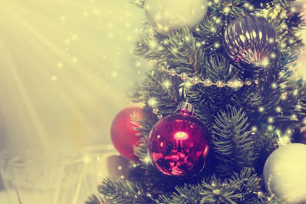 Fond de Noël de lumières déconcentrées avec arbre décoré — Photo