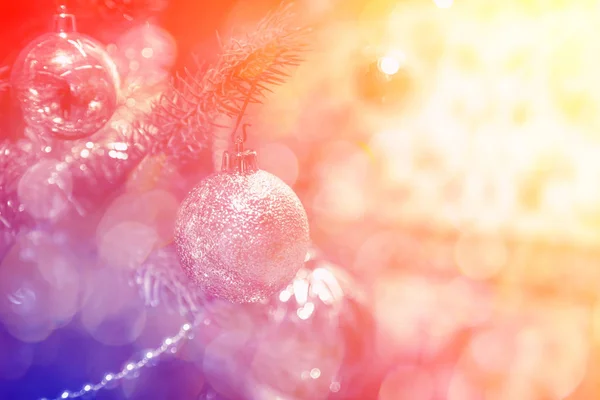 ब्लेअर, चमकणारा आणि काल्पनिक बॅकग्रो वर सुशोभित ख्रिसमस ट्री — स्टॉक फोटो, इमेज