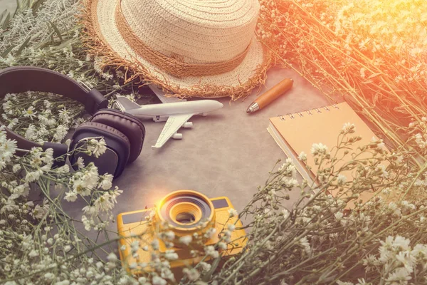 Verano viaje objeto composición de auriculares juguete cámara flores — Foto de Stock