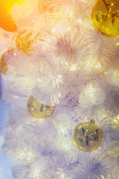 Décoration d'intérieur de chambre de Noël, arbre de Noël décoré par des lumières Pr — Photo