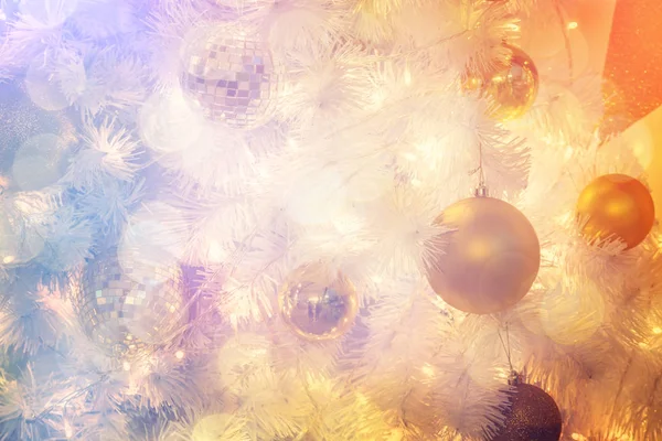 Weihnachtszimmer Innenarchitektur, Weihnachtsbaum dekoriert mit Lichtern pr — Stockfoto