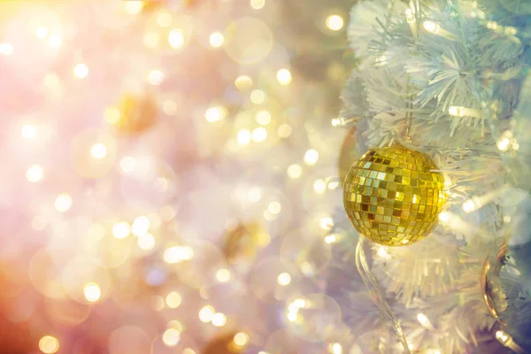 Weihnachtszimmer Innenarchitektur, Weihnachtsbaum dekoriert mit Lichtern — Stockfoto