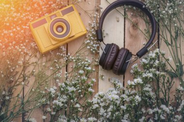 Yaz seyahat nesne kompozisyon yaz şapka sarı kamera flo