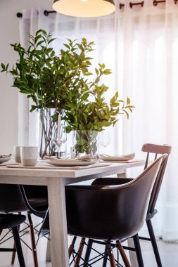 ahşap masa ve yemek setleri iç tasarım renk tonlu ışık parlama efektli güzel yemek sandalyesi kadar kapalı