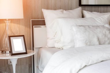 Güzellik odasında temiz beyaz yastıkları ve çarşafları olan yatak hizmetçisi. Yakın plan. Güneş ışığı altında mercek..