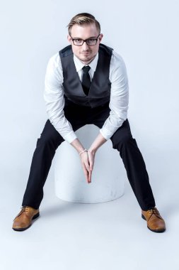 yakışıklı delikanlı moda gözlük ile lots-in kopya alanı nötr arka plan üzerinde büyük bir gülümseme ile