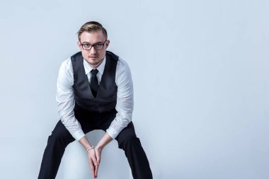 yakışıklı delikanlı moda gözlük ile lots-in kopya alanı nötr arka plan üzerinde büyük bir gülümseme ile