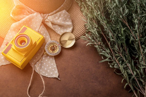夏天旅行概念与黄色玩具照相机与妇女帽子分支干树指南针在深褐色皮革纹理背景与自由拷贝空间为您的文本 — 图库照片