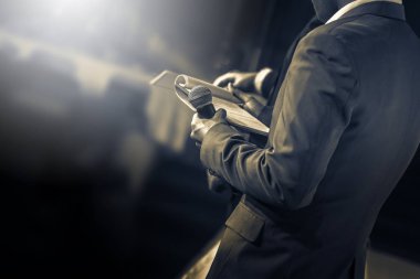 MC, Master törenler sahne alanı üzerinde mikrofon ile