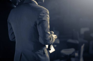 MC, Master törenler sahne alanı üzerinde mikrofon ile