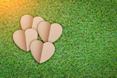 metniniz için ücretsiz boşaltmak konseptiyle aşk kağıt notları kalpleri ve beyaz arka plan üzerinde ahşap kalem şeklinde