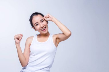 Beyaz tshirt germe içinde güzel esmer Asyalı kız beyaz arka plan üzerinde rahatlatıcı